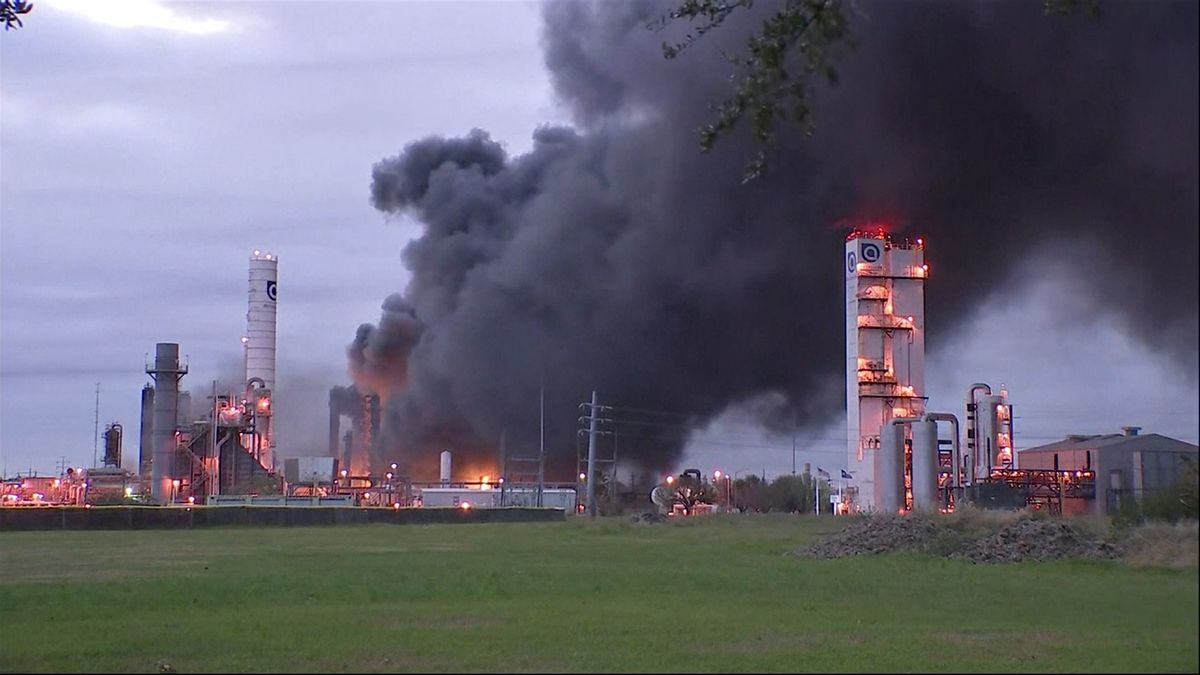 Obrazem: Po sérii výbuchů v Texasu vzplála chemická továrna